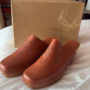 Bird of flight SHY clog in Clay size 9.5 brand new in BOX!